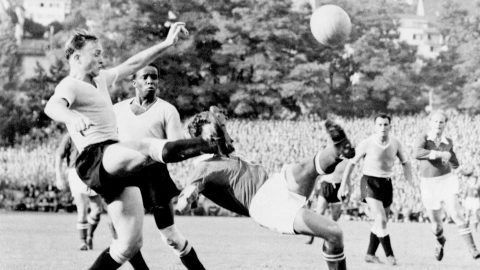 Denis Wishaw (középen) és José Santamaría az 1954-es világbajnokságon.