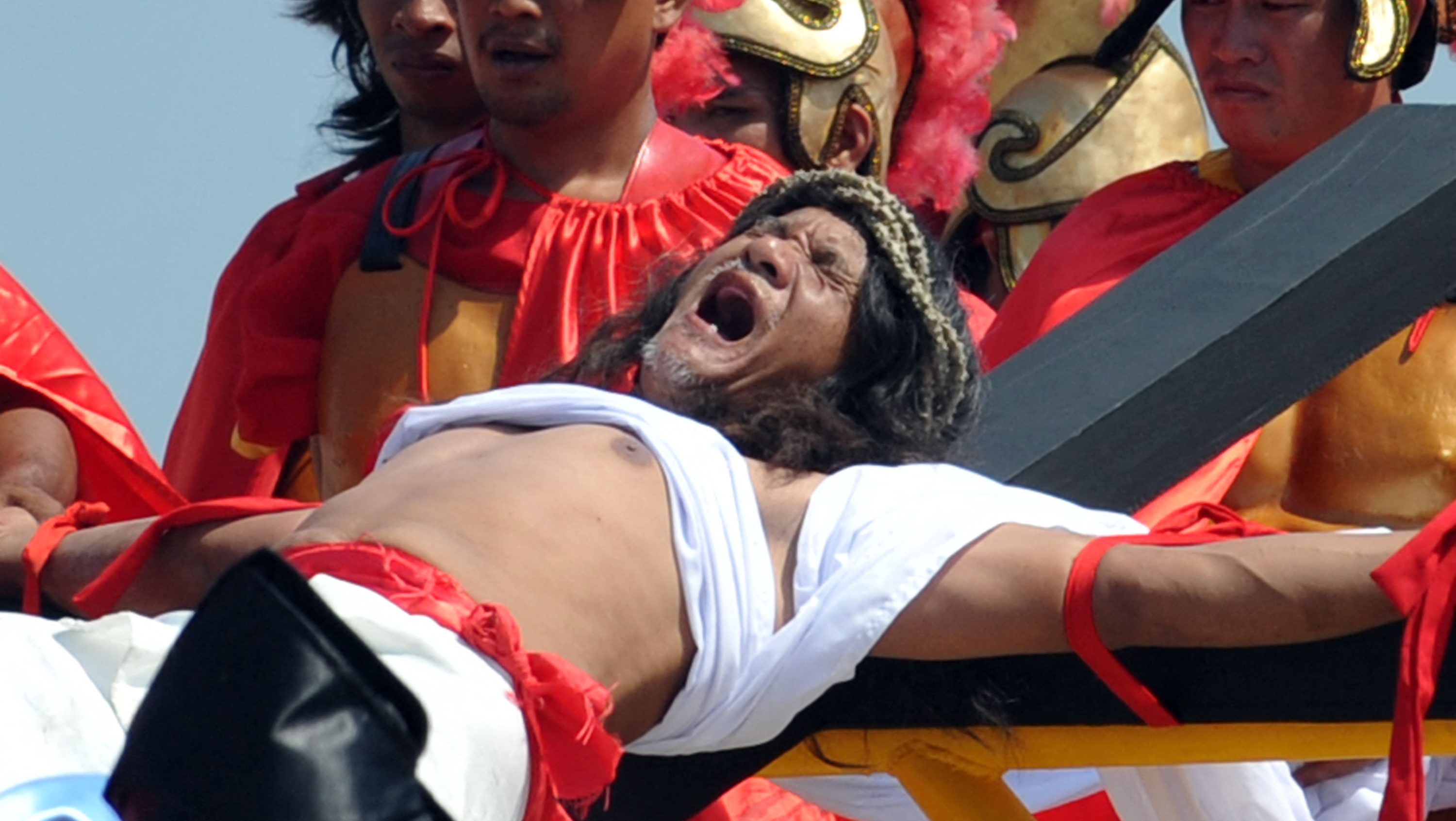 Ruben Enaje nagypéntek keresztre feszítés