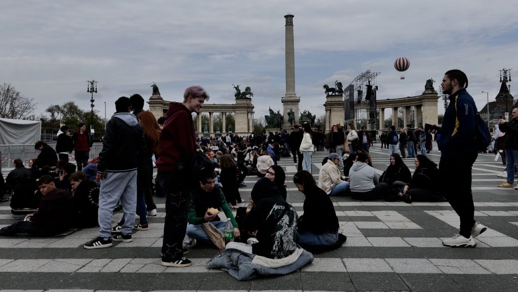 A színpad előtti rész meg is telt