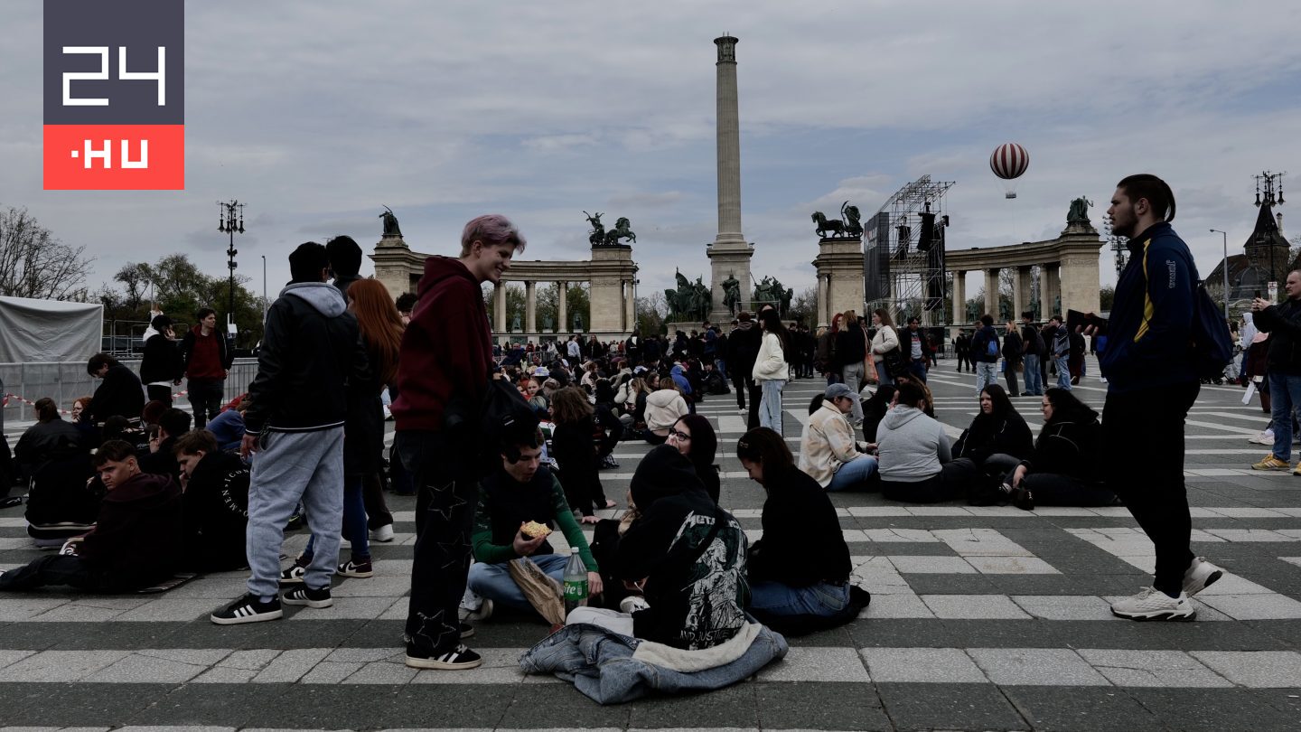 A színpad előtti rész meg is telt