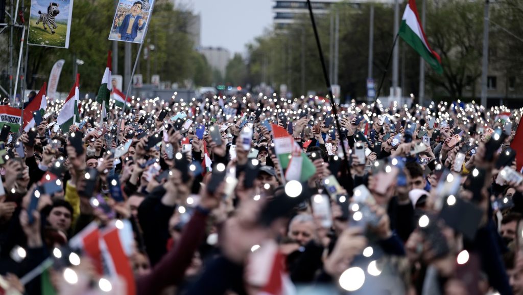 Magyar Péter még sehol, feltűnt egy „g*ci nagy háború lesz!” feliratú molinó
