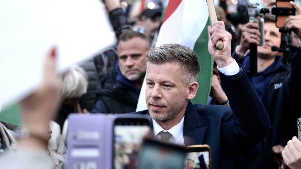 Magyar Péter Debrecenben: Mára egy a nemzet, egy a zászló