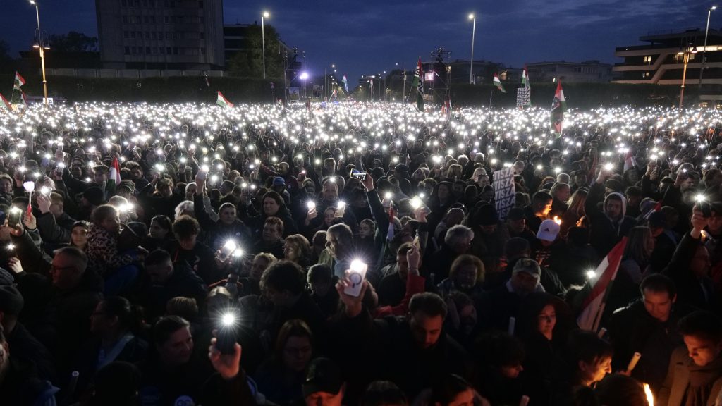 Magyar Péter Debrecenben: Simon Miklós és Nyírbogát polgármestere tiszás táblás és matricás autóban követ majd el választási csalást