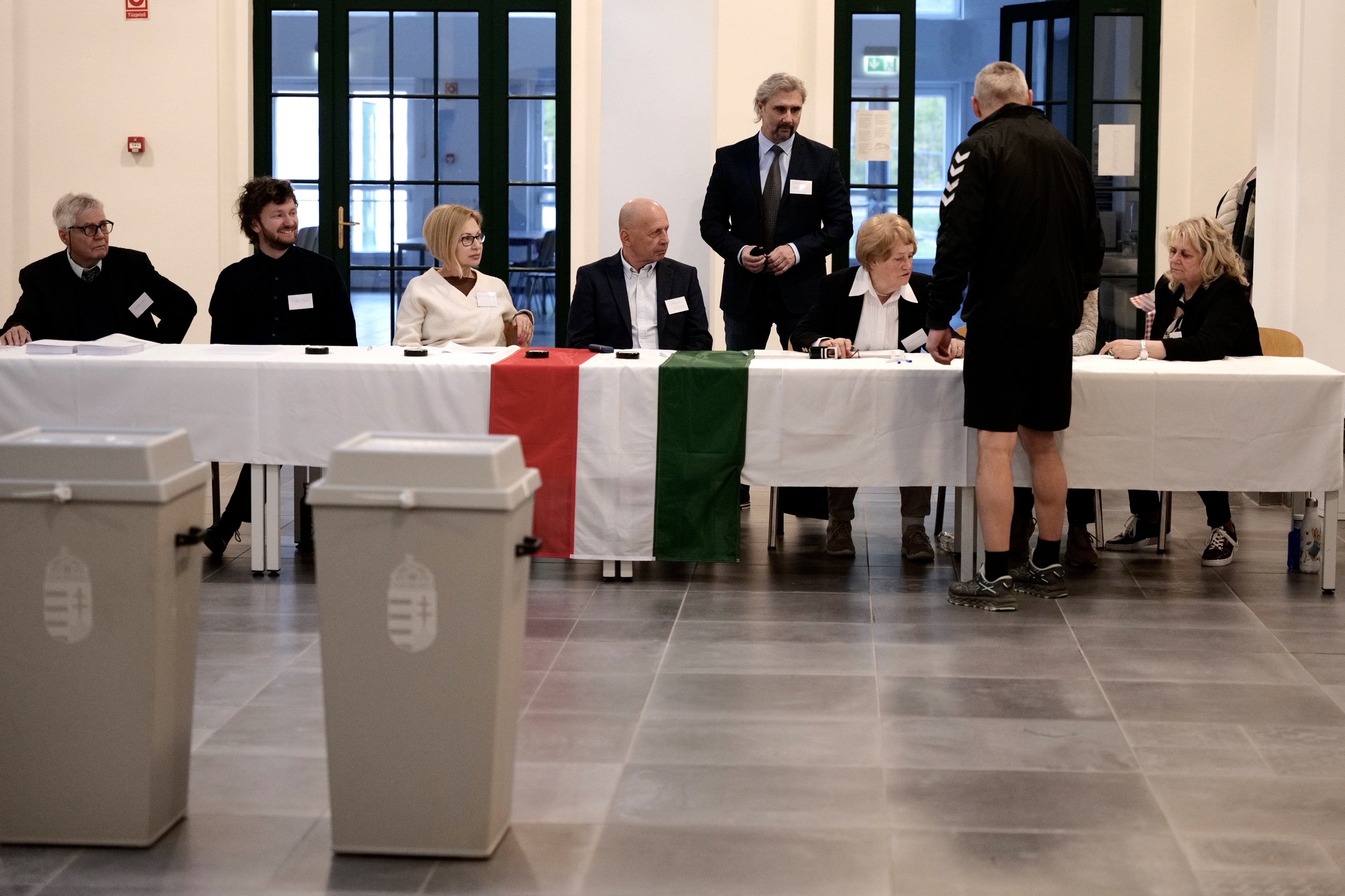 Elképesztően magas a részvétel, Magyar és Orbán már szavazott – élőben a választásról 1