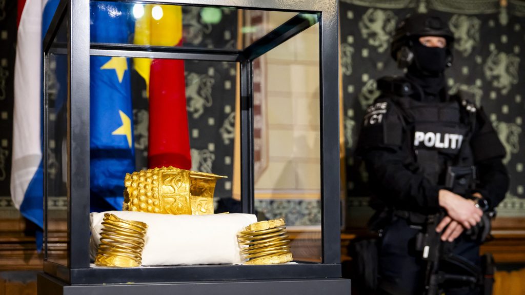 Megkerült az a 2500 éves ellopott aranysisak, amit robbantással loptak el a betörők egy holland múzeumból