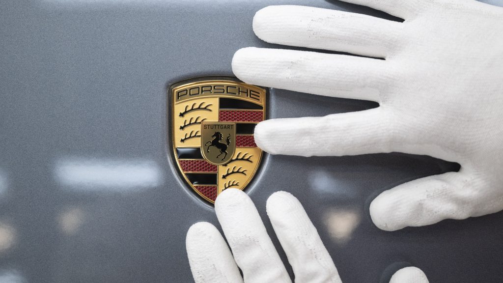PRODUCTION - 06 March 2026, Baden-Württemberg, Stuttgart: A Porsche AG employee sews a workpiece in the saddlery at the main plant in Zuffenhausen. Photo: Marijan Murat/dpa (Photo by MARIJAN MURAT / dpa Picture-Alliance via AFP)