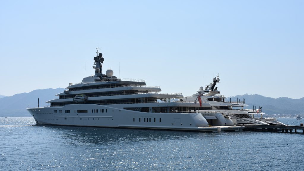 Egy orosz oligarcha jachtja a blokád ellenére áthajózott a Hormuzi-szoroson