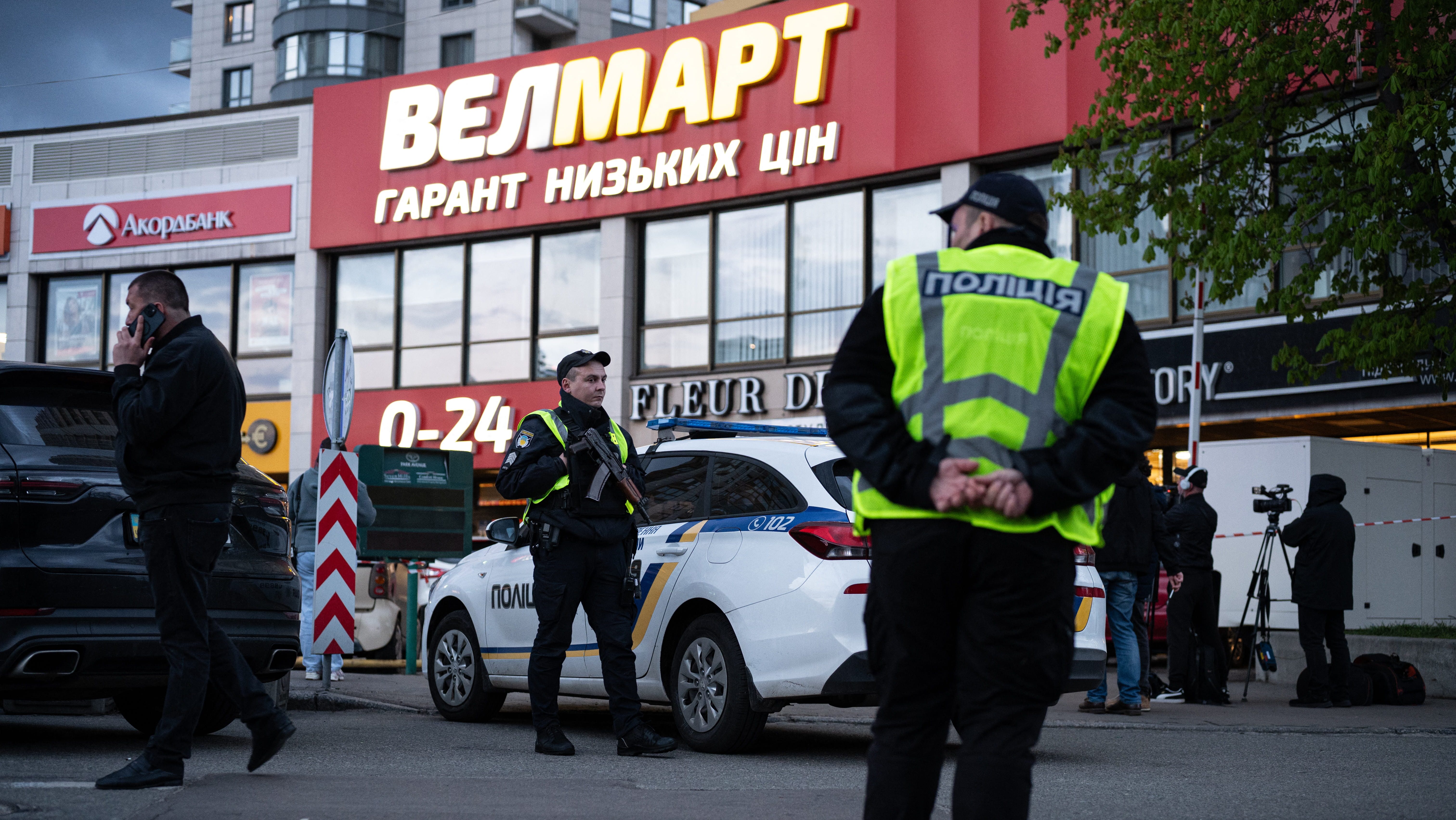 REndőrök a szupermarket előtt, ahol az elkövetővel végeztek.