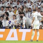 Kylian Mbappe lehajtott fejjel áll a Real madrid közönsége előtt a Bernabeu-stadionban, miután csapata 2-1-es vereséget szenvedett a Bayern Münchentől a kedd esti BL-negyeddöntőn