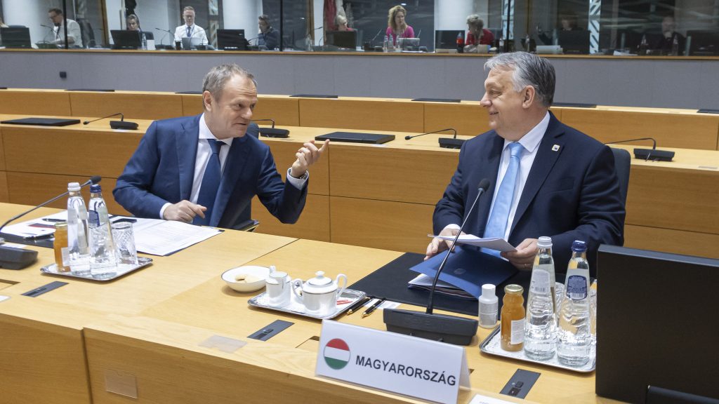„Kijelentette Putyinnak, hogy mindenben rendelkezésére áll” – összekapott az X-en Tusk és Orbán