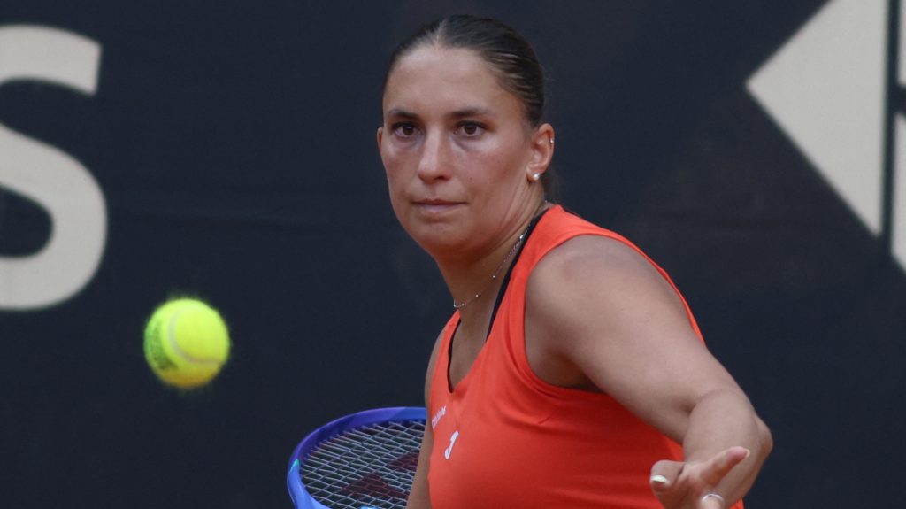 Vihar miatt félbeszakadt meccsen, szinte lehetetlen helyzetből fordítva jutott első WTA-döntőjébe Udvardy Panna