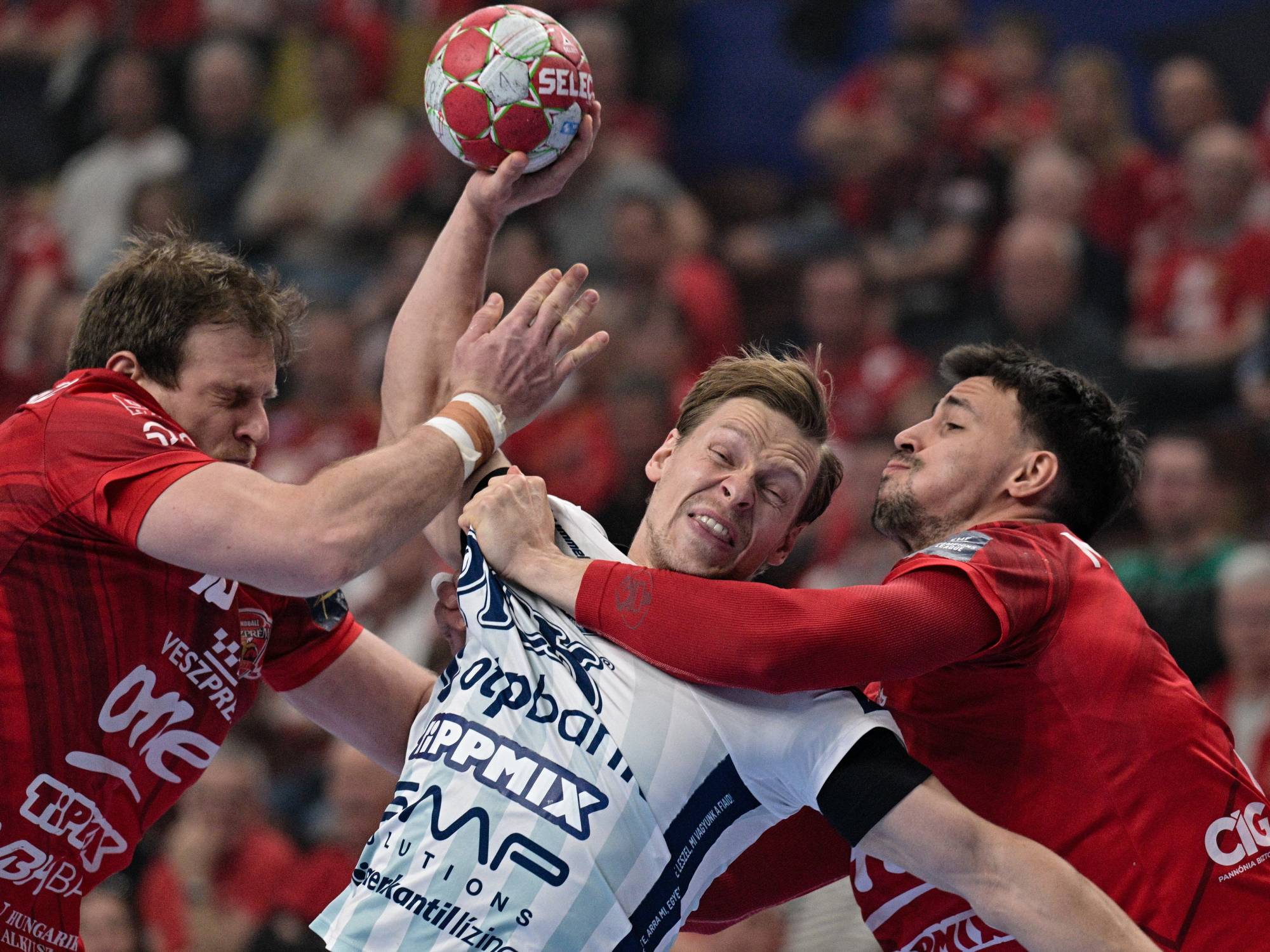 Dragan Pechmalbec (b) és Ivan Martinovic (j), a Veszprém, valamint és Janus Dadi Smarason, a Szeged játékosa (k)