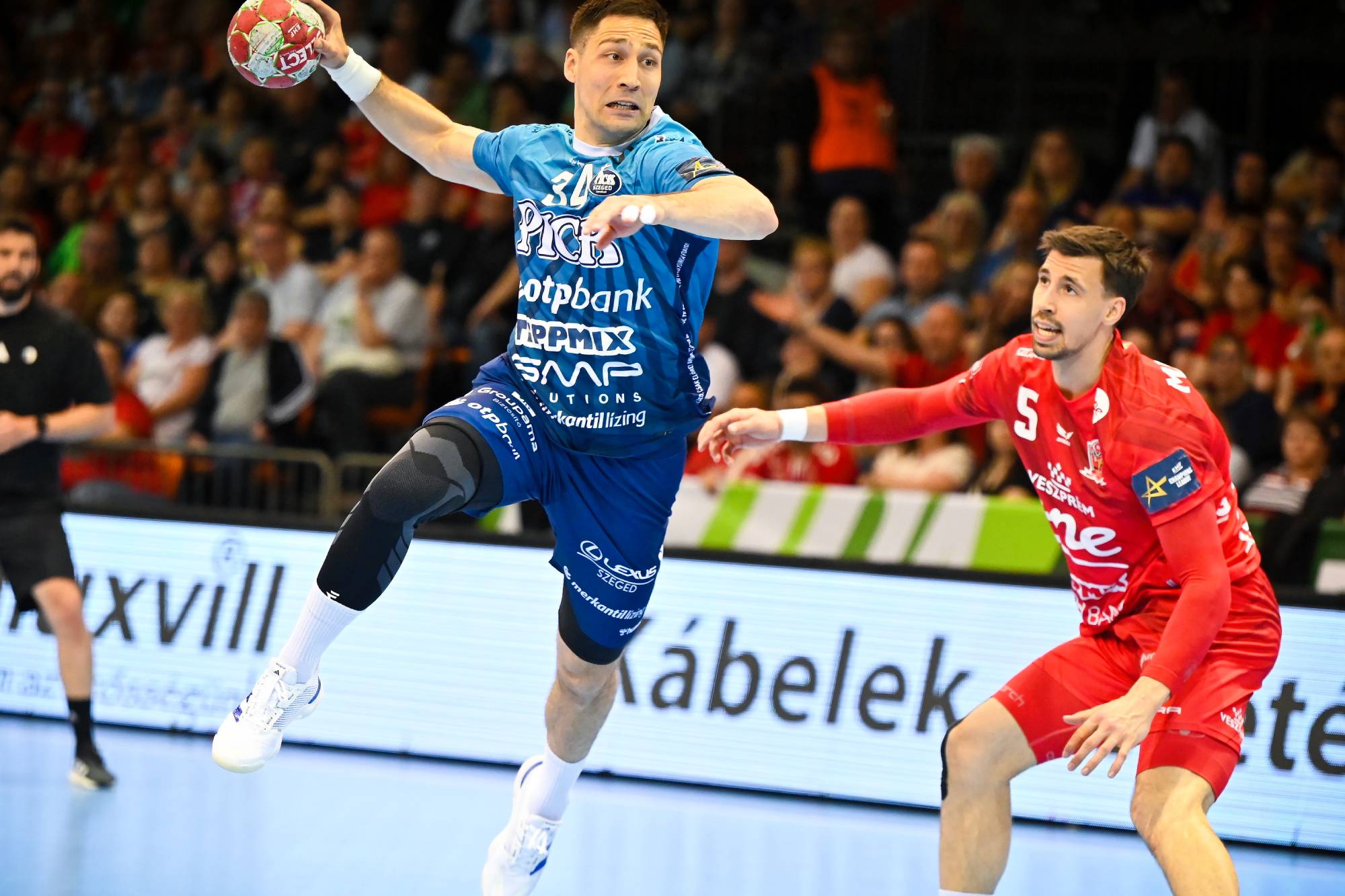 Lazar Kukic, a Szeged (b) és Ivan Martinovic, a Veszprém játékosa a férfi kézilabda Magyar Kupa elődöntőjében játszott One Veszprém HC - OTP Bank-Pick Szeged mérkőzésen a győri Audi Arénában 2026. április 18-án.