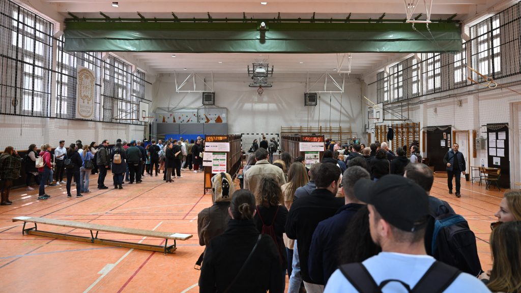 Kígyózó sorokban várják az emberek Zuglóban, hogy szavazhassanak – fotók