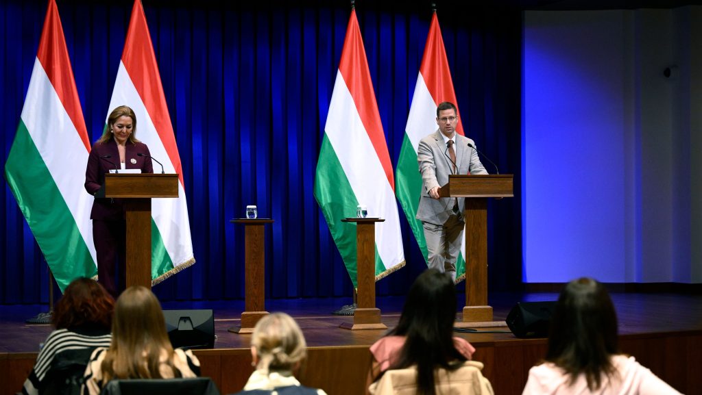 Gulyás a választás előtti utolsó Kormányinfón: Napokon belül veszünk 510 ezer tonna olajat az amerikaiaktól