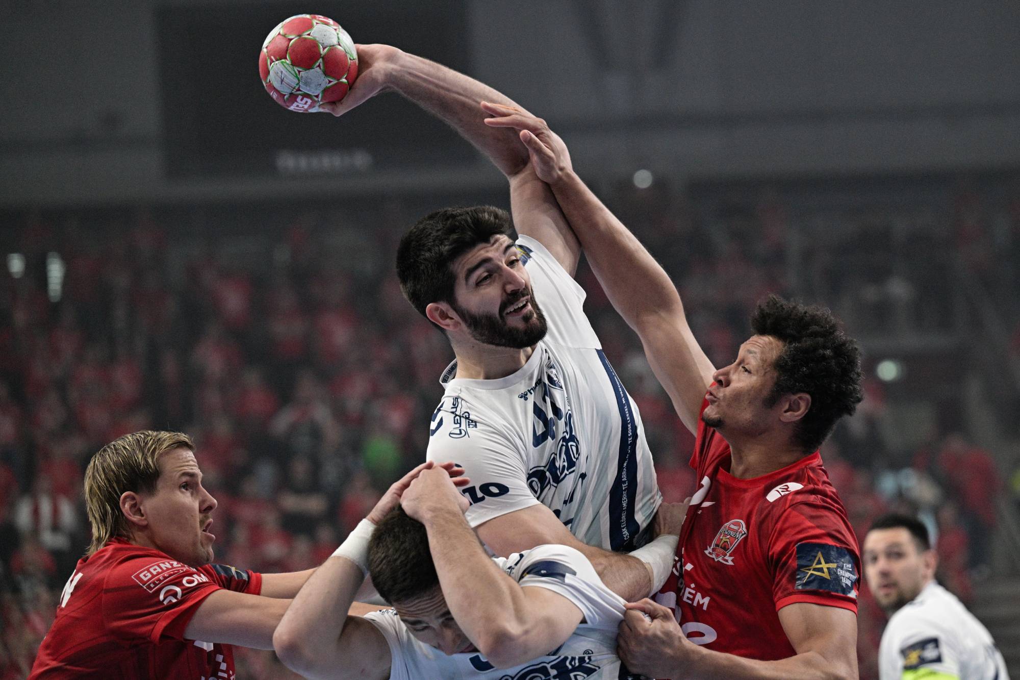 Bjarki Már Elisson (b) és Thiagus Petrus (j), a Veszprém, valamint Lazar Kukic (b2) és Imanol Garciandia (j2), a Szeged játékosa a férfi kézilabda NB I 22. fordulójában játszott One Veszprém HC - OTP Bank-Pick Szeged mérkőzésen a One Veszprém Arénában 2026. április 13-án.