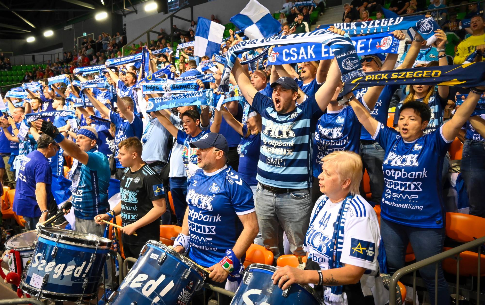 A Szeged szurkolói a férfi kézilabda Magyar Kupa elődöntőjében játszott One Veszprém HC - OTP Bank-Pick Szeged mérkőzésen a győri Audi Arénában 2026. április 18-án.