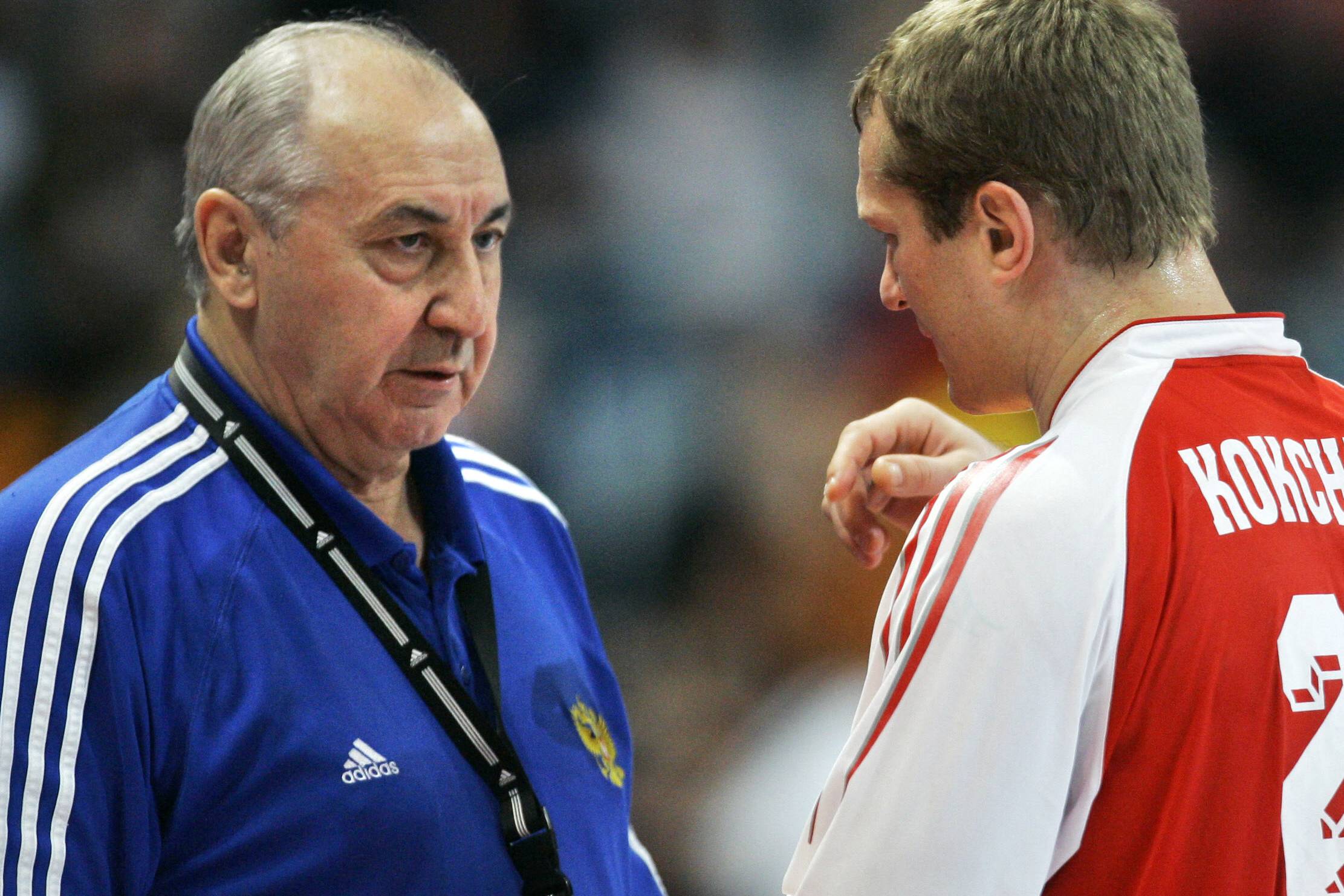 Russia's head coach Vladimir Maximov (L) talks with player Eduard Koksharov (R) during their Czech Republic vs Russia main round match of the 2007 Handball World Championship, 25 January 2007 at the SAP Arena in Mannheim, southern Germany. AFP PHOTO JACQUES DEMARTHON