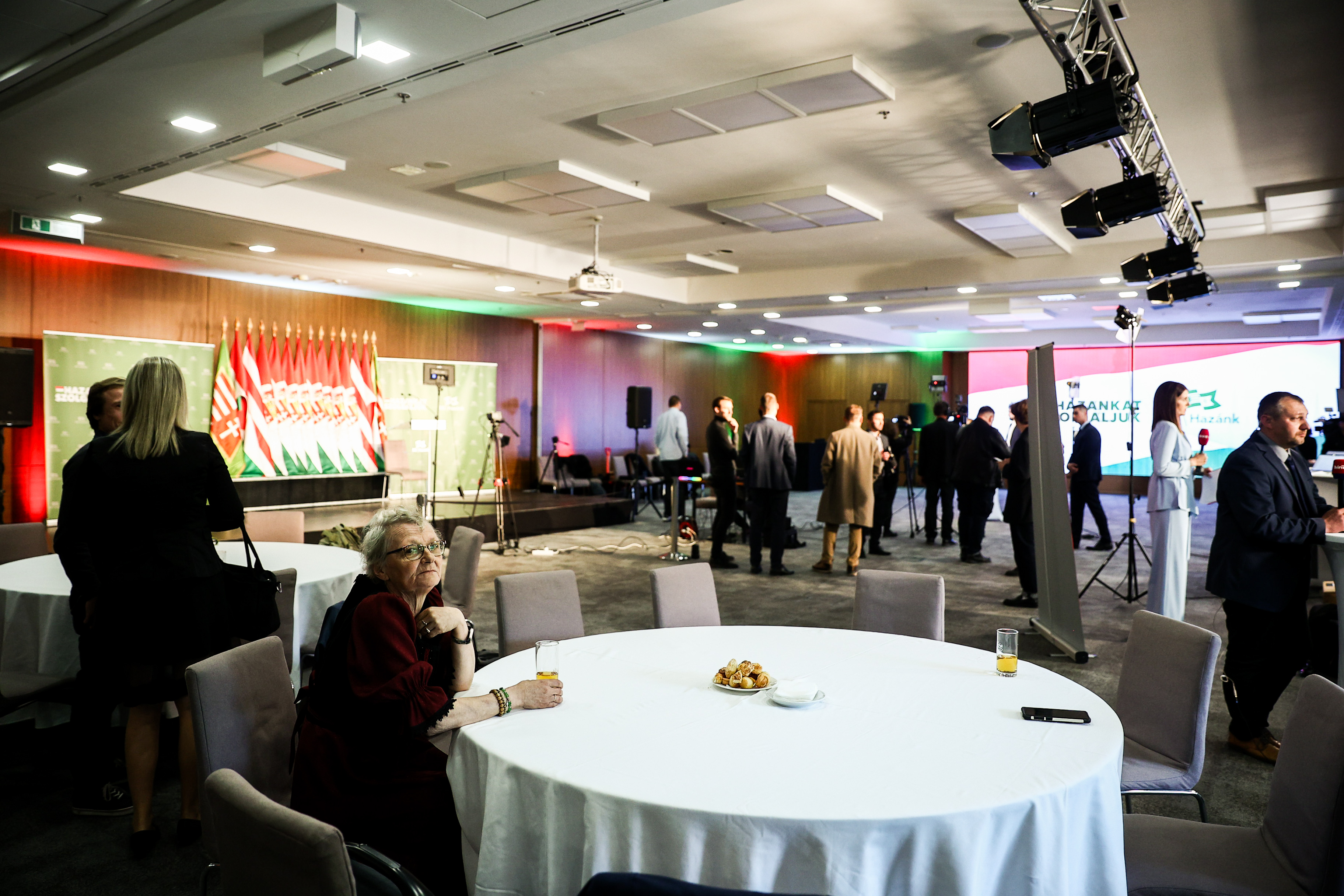 Magyar Péter: Felszólítom a köztársasági elnököt, hogy kérjen fel kormányalakításra, aztán távozzon a hivatalából, és ugyanerre szólítom fel az összes bábot – kétharmadon a Tisza 1