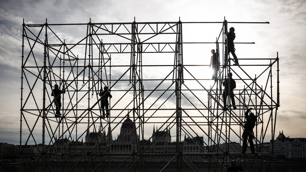 A választás utáni másnap: fotókon a Tisza-kétharmadra ébredő Budapest