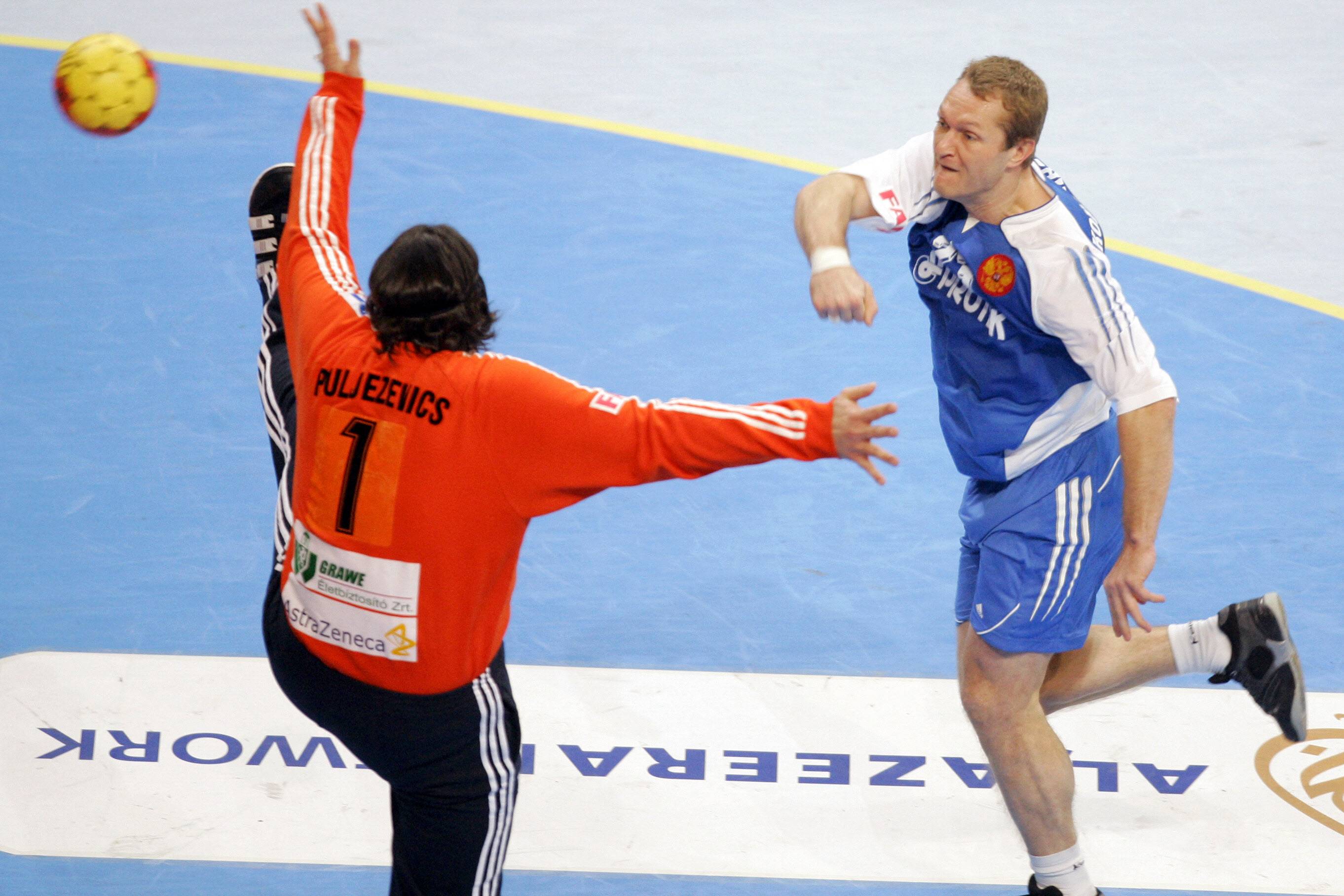Russia's Eduard Koksharov (R) scores a goal past Hungary's goalkeeper Nenad Puljezevic (L) during their main round match of the Men's Handball World Championship, 28 January 2007 at the SAP Arena in Mannheim, southern Germany. AFP PHOTO/JACQUES DEMARTHON