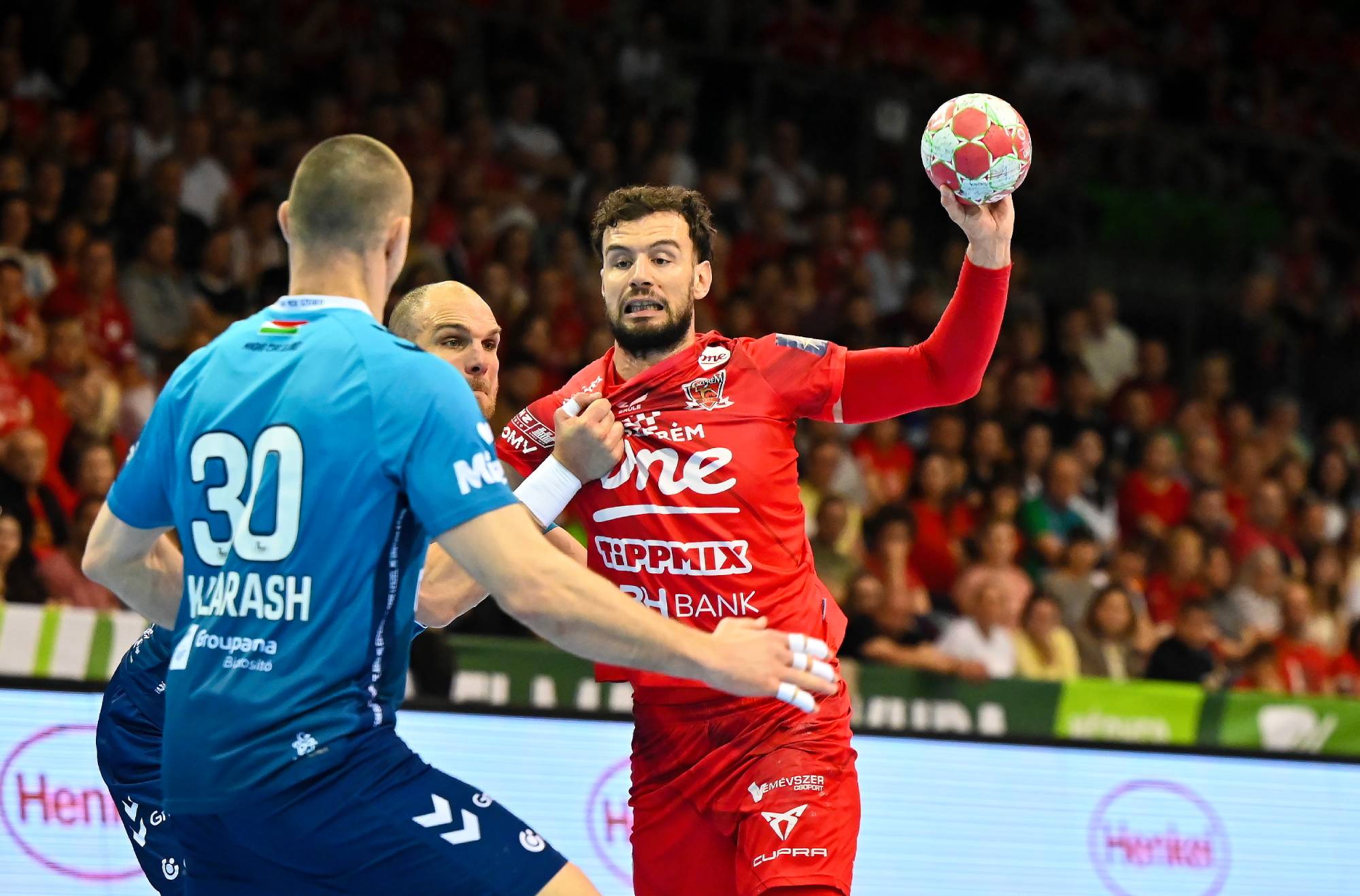 Nedim Remili, a Veszprém játékosa (j) a férfi kézilabda Magyar Kupa elődöntőjében játszott One Veszprém HC - OTP Bank-Pick Szeged mérkőzésen a győri Audi Arénában 2026. április 18-án.
