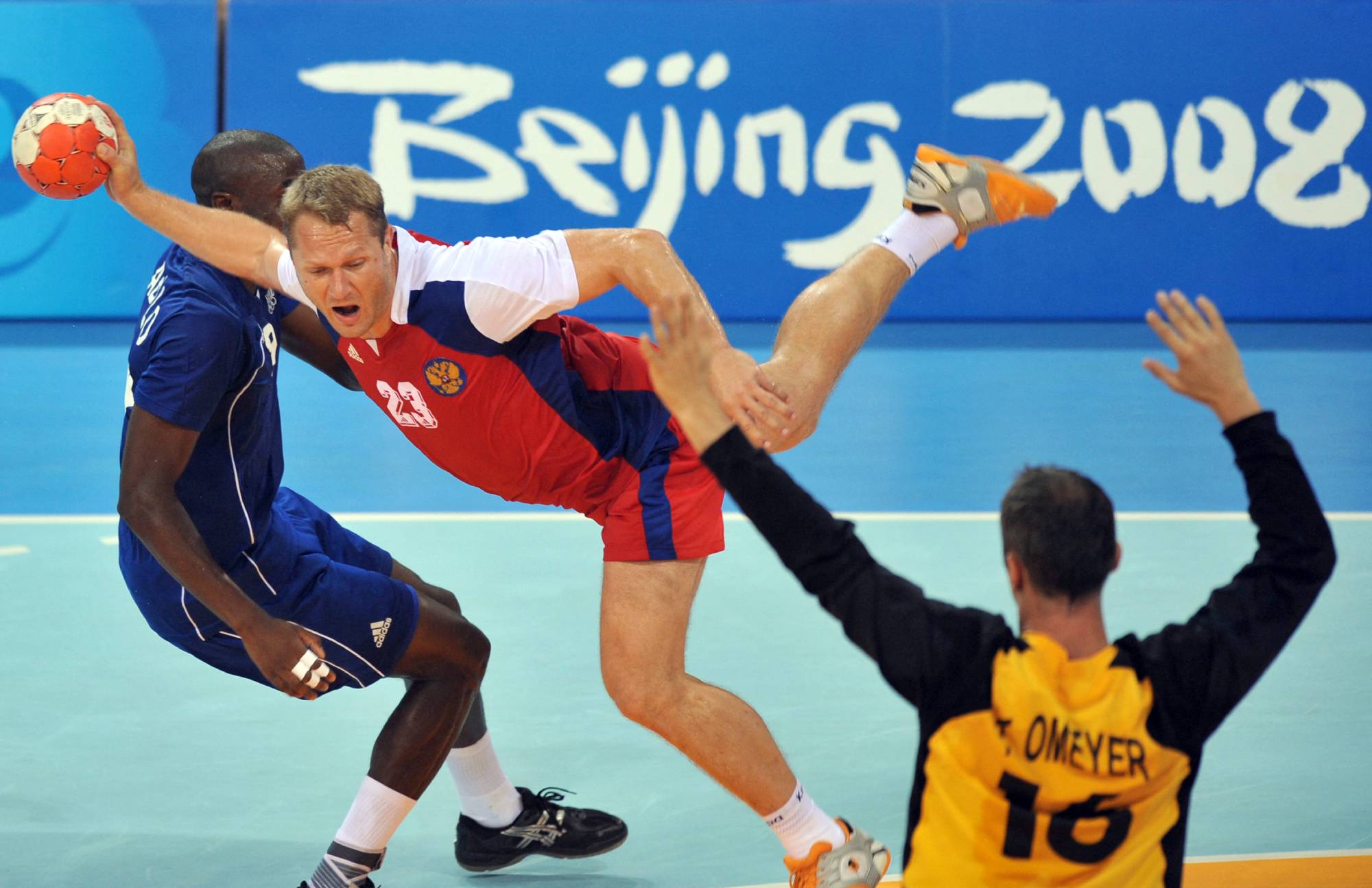 Russia's Eduard Koksharov (C) vies with Rusia's Luc Abalo (L) and goalkeeper Thierry Omeyer during their 2008 Beijing Olympic Games men's handball quarterfinal match on August 20, 2008. France won 27-24. AFP PHOTO / PHILIPPE DESMAZES