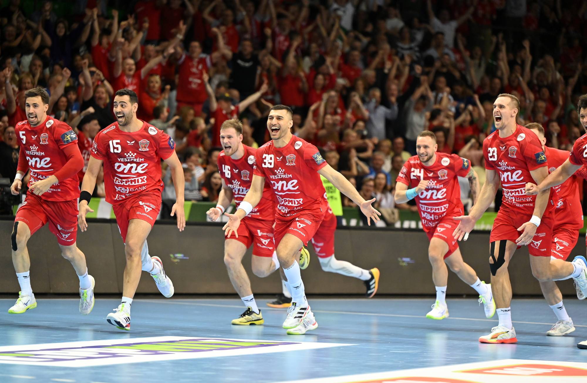 A Veszprém játékosai ünneplik győzelmüket a férfi kézilabda Magyar Kupa elődöntőjében játszott One Veszprém HC - OTP Bank-Pick Szeged mérkőzés végén a győri Audi Arénában 2026. április 18-án. A bajnok Veszprém 29-29-es rendes játékidőt követően hétméteresekkel 33-32-re nyert a címvédő Szeged ellen.