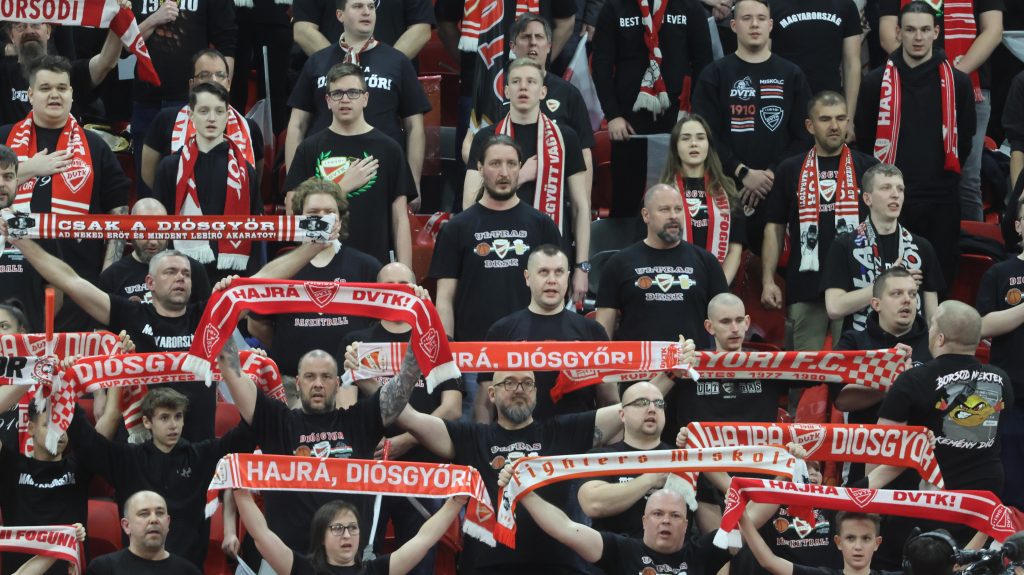 Diósgyõri szurkolók.