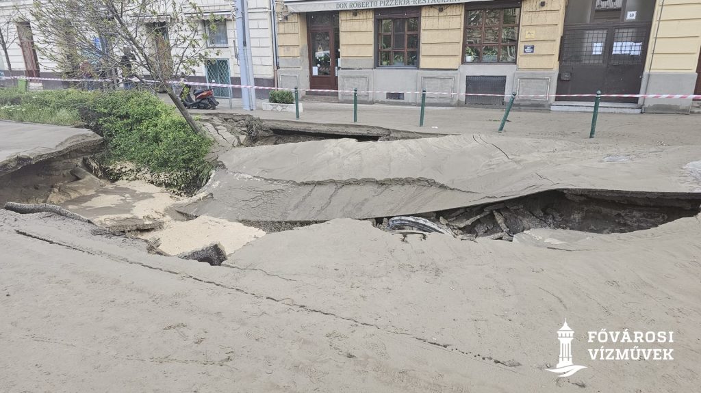 A hétvégéig marad a forgalmi korlátozás a Róbert Károly körúton, ahol beszakadt az út