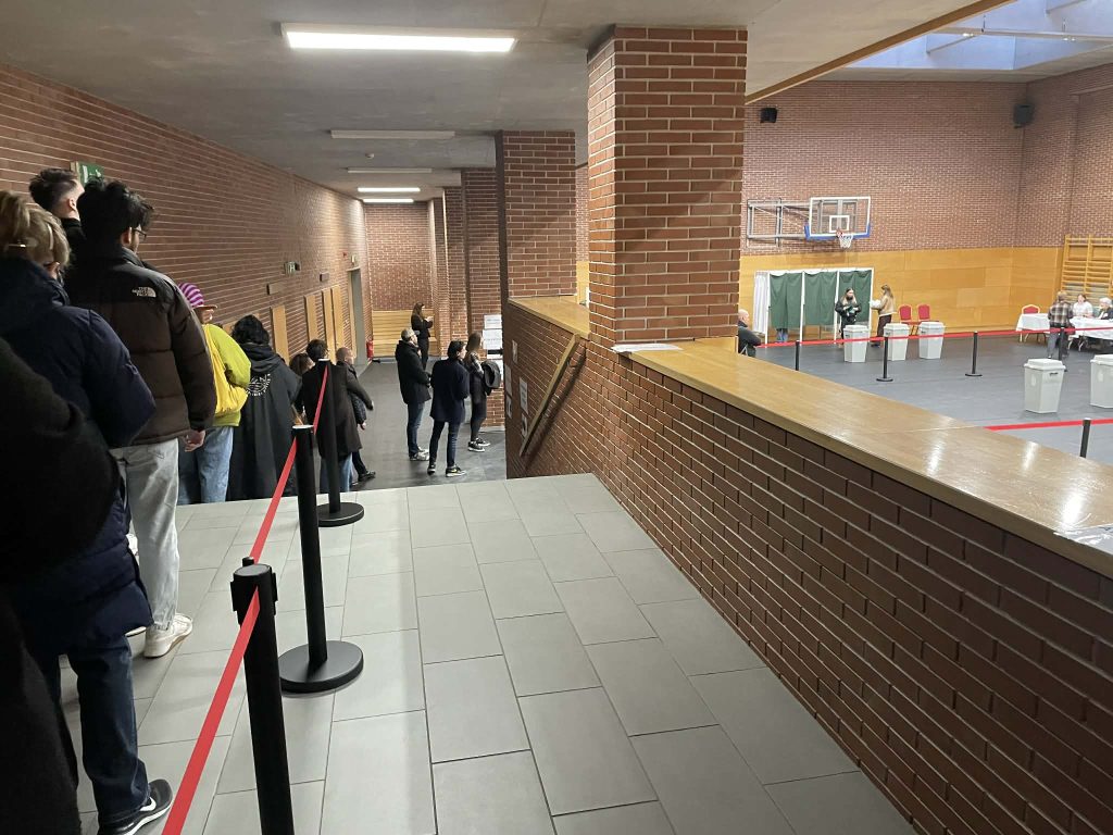 Elképesztően magas a részvétel, Magyar és Orbán már szavazott – élőben a választásról 1