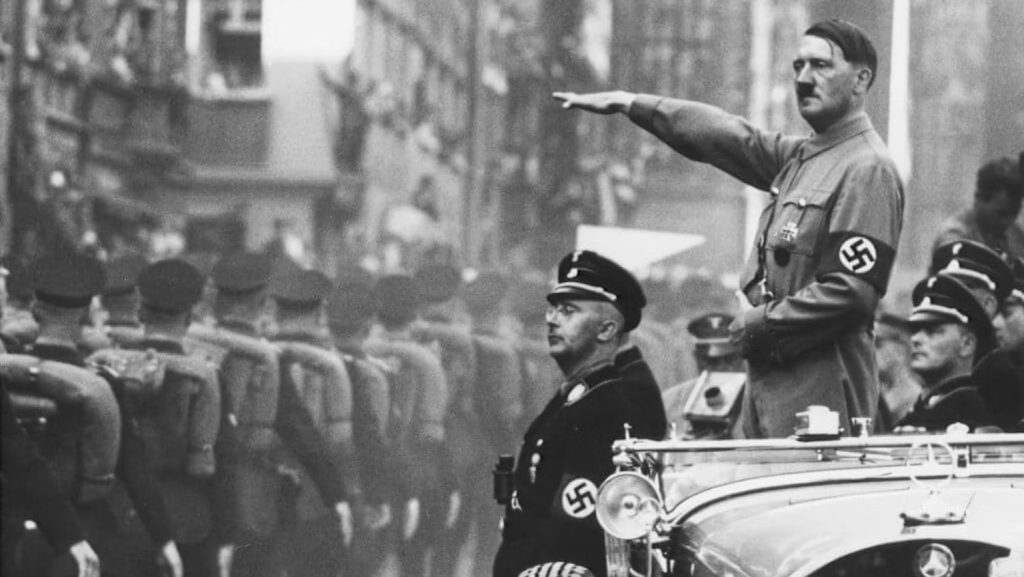 Adolf Hitler és Heinrich Himmler megtekintik az SS-csapatokat a Reichsparteitag felvonulása során Nürnbergben