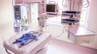 A Szegedi Tudományegyetem Szülészeti és Nőgyógyászati Klinikáján kialakított új koraszülött intenzív részlege az avatás napján, 2021. június 25-én.