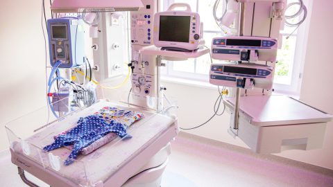 A Szegedi Tudományegyetem Szülészeti és Nőgyógyászati Klinikáján kialakított új koraszülött intenzív részlege az avatás napján, 2021. június 25-én.