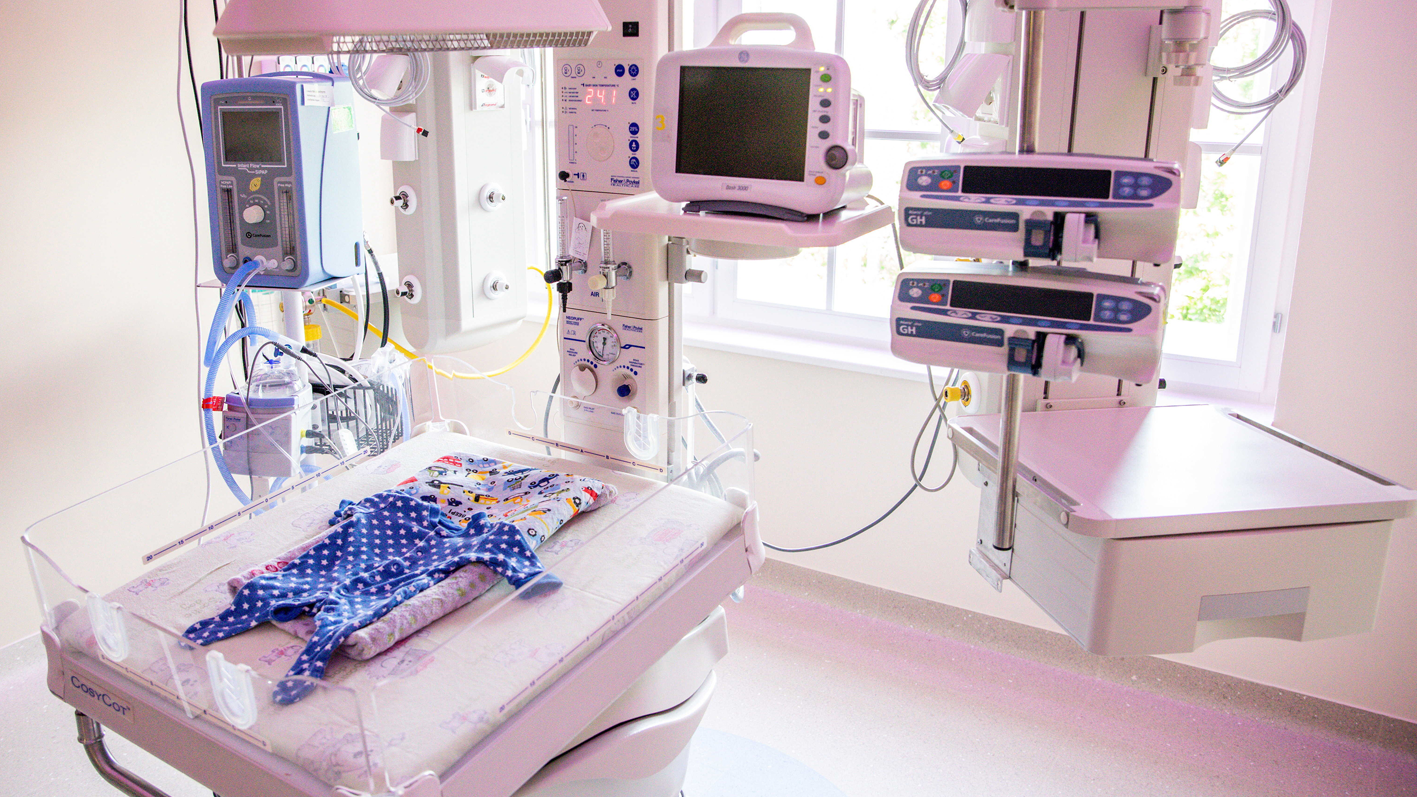 A Szegedi Tudományegyetem Szülészeti és Nőgyógyászati Klinikáján kialakított új koraszülött intenzív részlege az avatás napján, 2021. június 25-én.