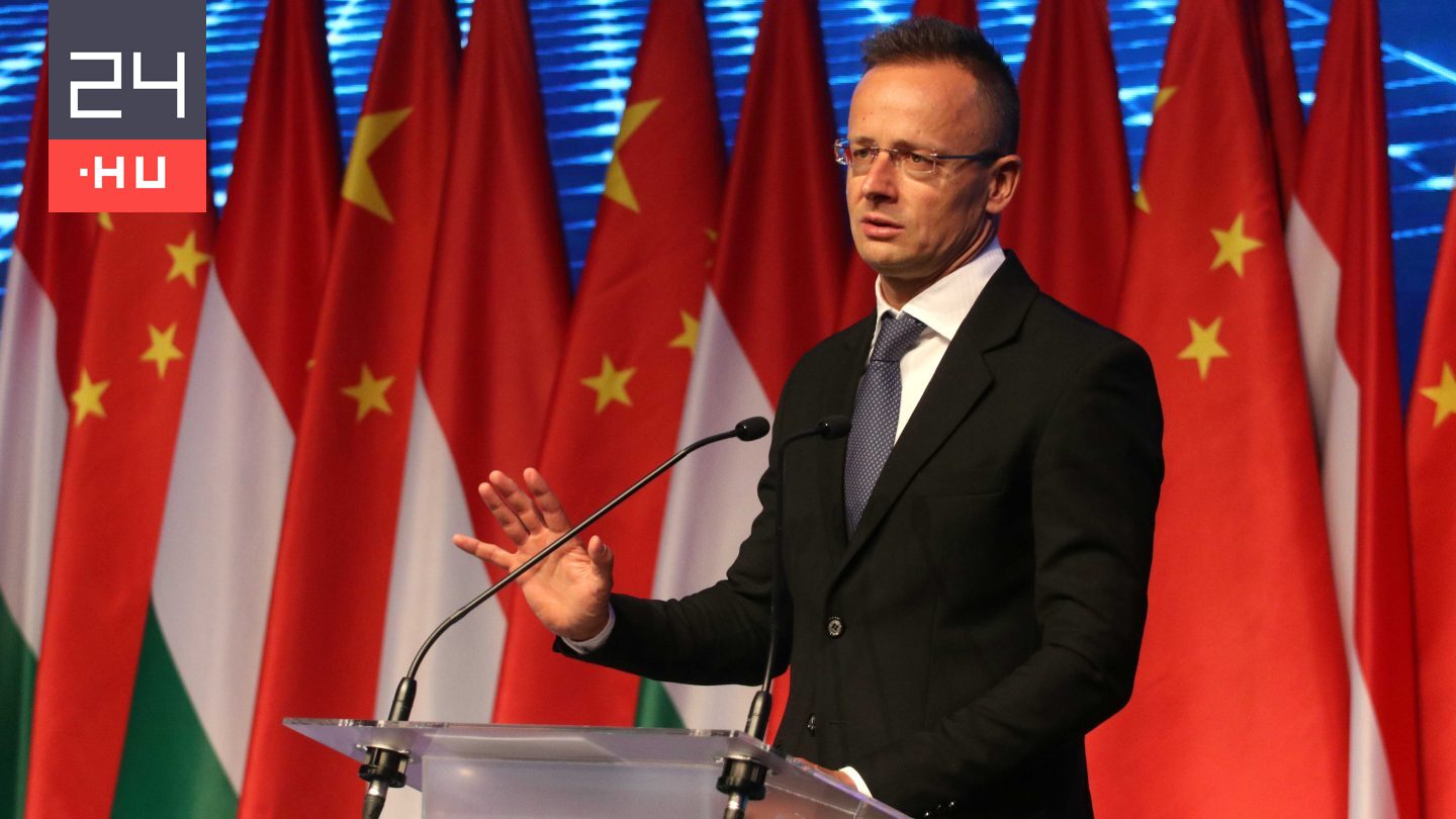 Direkt36: Szijjártó régi barátjának bombaüzletet hozott a debreceni akkumulátorgyár