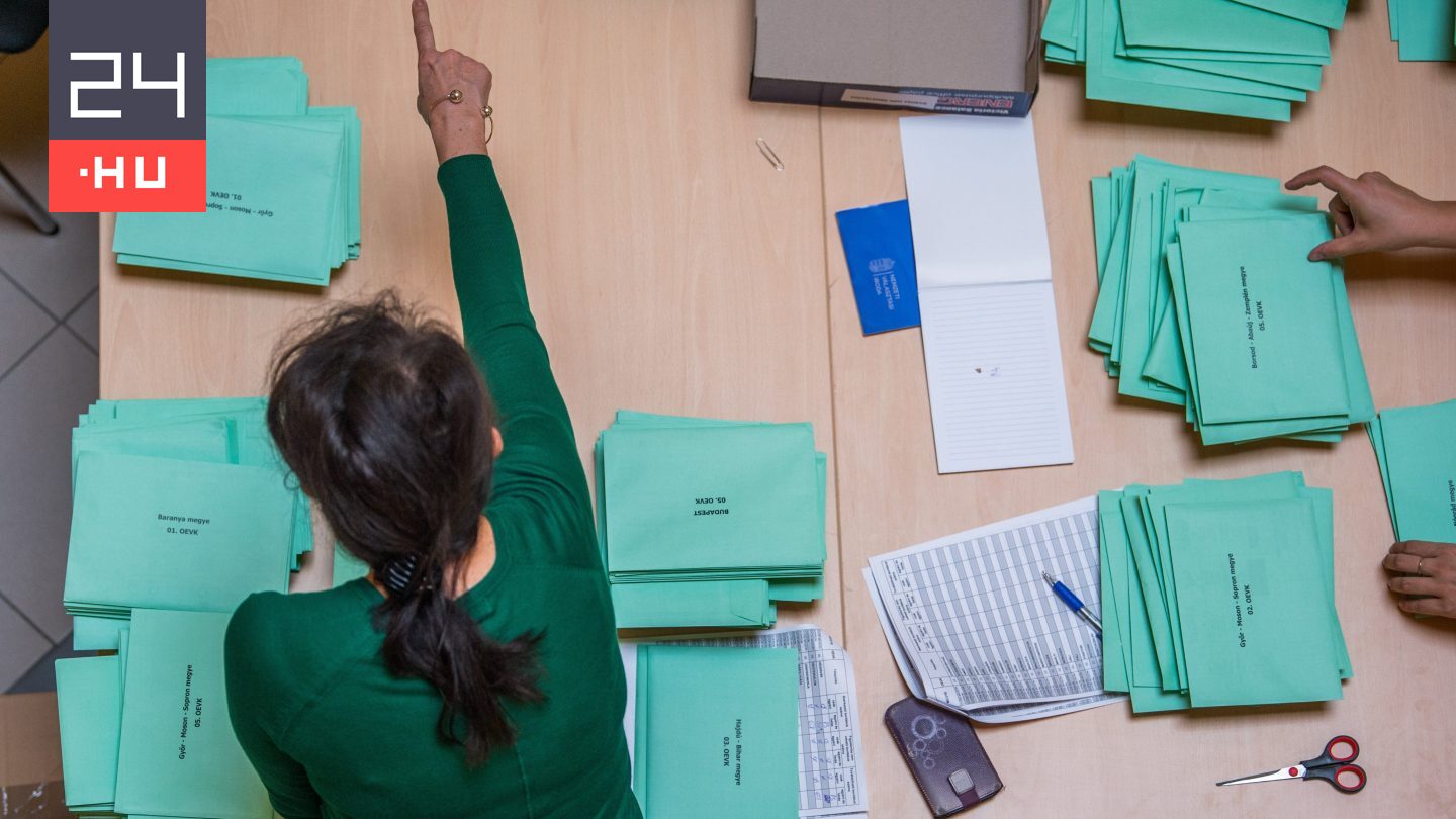 Zöld borítékot kapnak az átjelentkezők és külképviseleten szavazók, a szavazat csak a boríték lezárása után érvényes