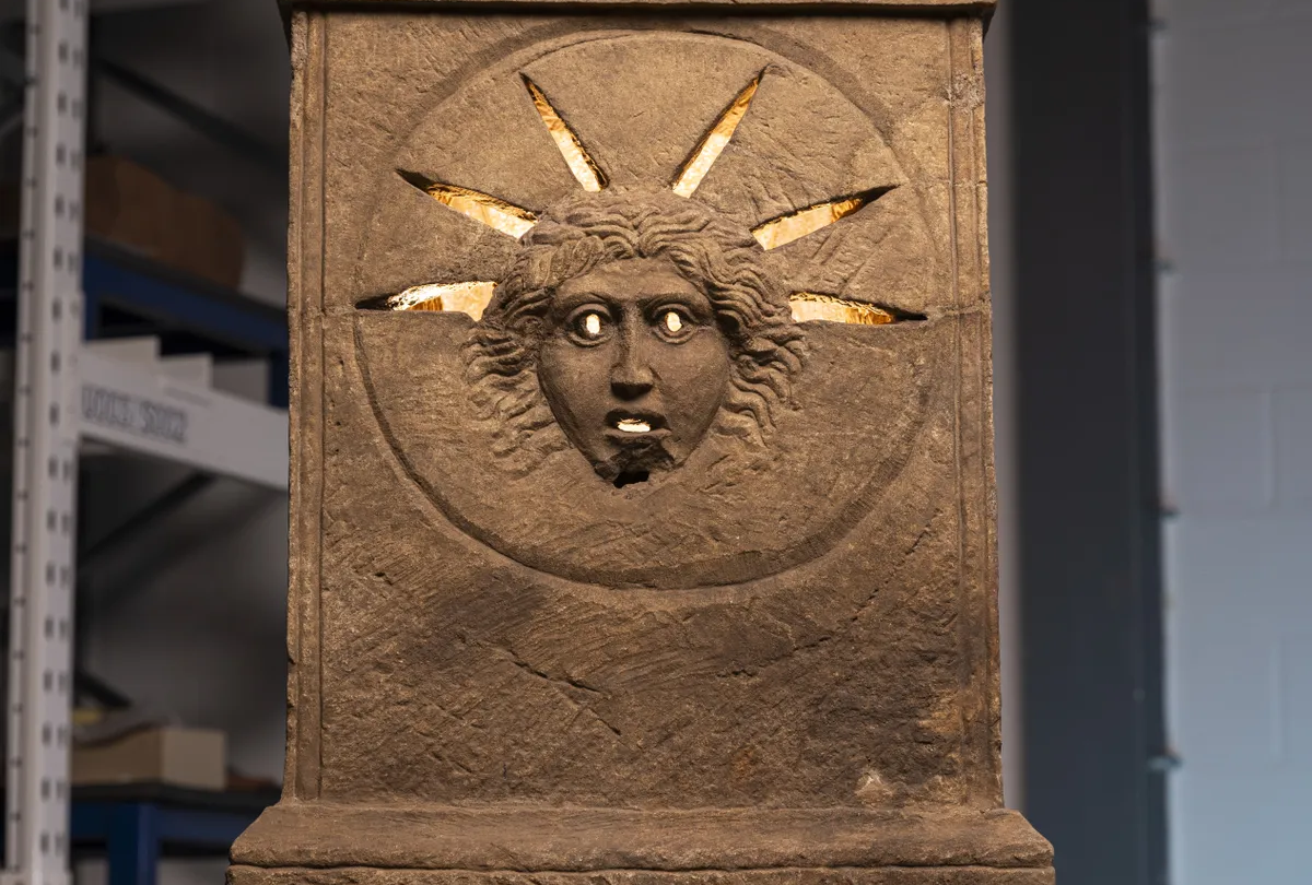 A napisten titkos kultuszának, 1900 éves oltárára bukkantak