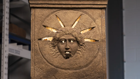 A Sol-oltár hátulról megvilágítva.