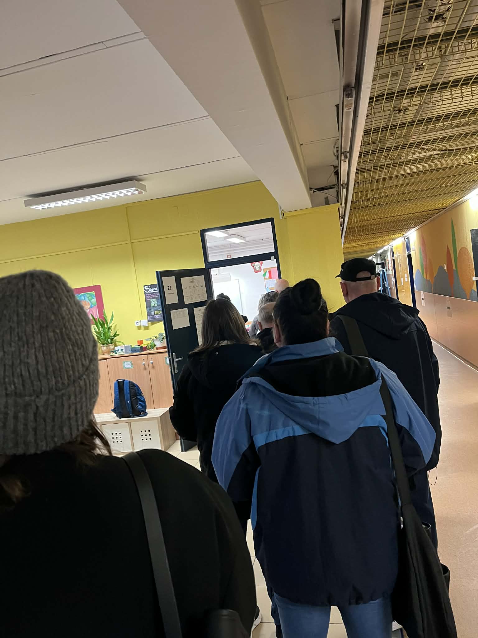 Elképesztően magas a részvétel, Magyar és Orbán már szavazott – élőben a választásról 1