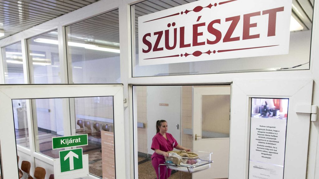 „A biztonságos működéshez szükséges létszámot messze nem érjük el” – drámai képet festettek az egészségügyről a kórházigazgatók