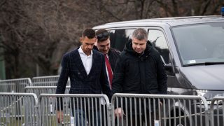 Ágh Péter (jobbra) érkezik Orbán Viktor Várkertben tartotta évértékelő beszédére 2024. február 17-én.