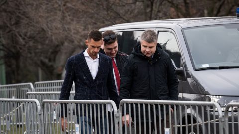 Ágh Péter (jobbra) érkezik Orbán Viktor Várkertben tartotta évértékelő beszédére 2024. február 17-én.