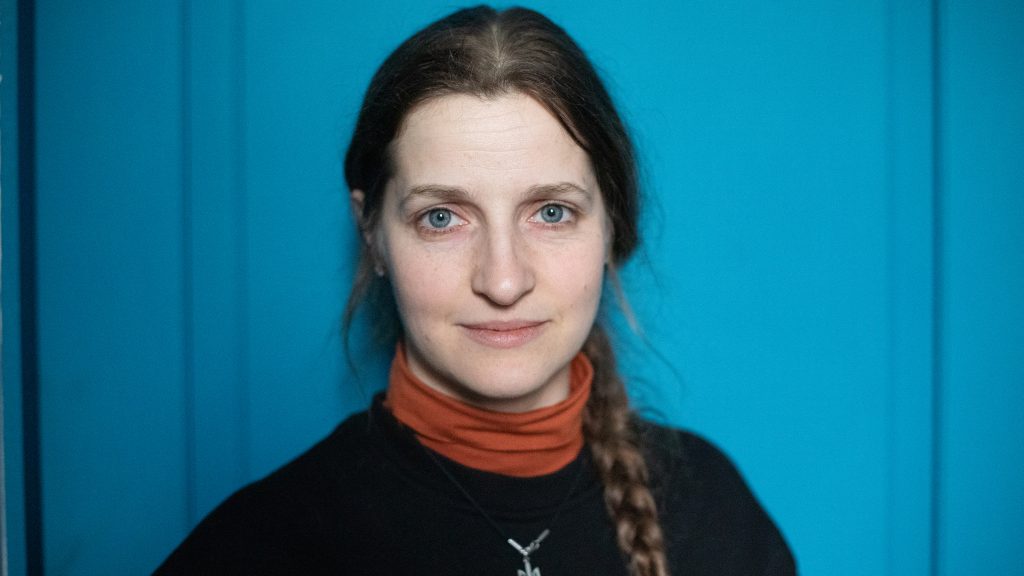 „Harcolhatsz egy kávézóból is. Ülhetsz egy laptop mögött kávét szürcsölgetve, miközben egy drónt irányítasz” – Kátya már több mint egy évtizede háborúzik az oroszokkal