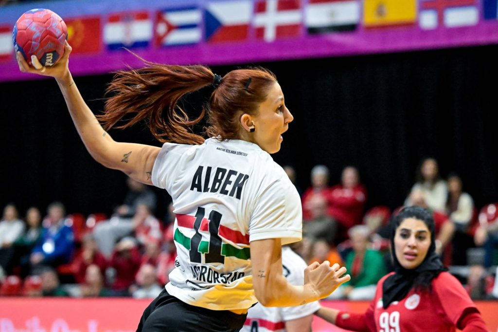 Albek Anna a holland-német közös rendezésű női kézilabda-világbajnokság B csoportjának 2. fordulójában játszott Irán - Magyarország mérkőzésen a hollandiai 's-Hertogenboschban 2025. november 29-én. 