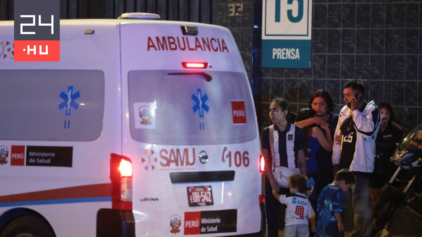 Leomló fal temette maga alá a zászlólengető szurkolókat