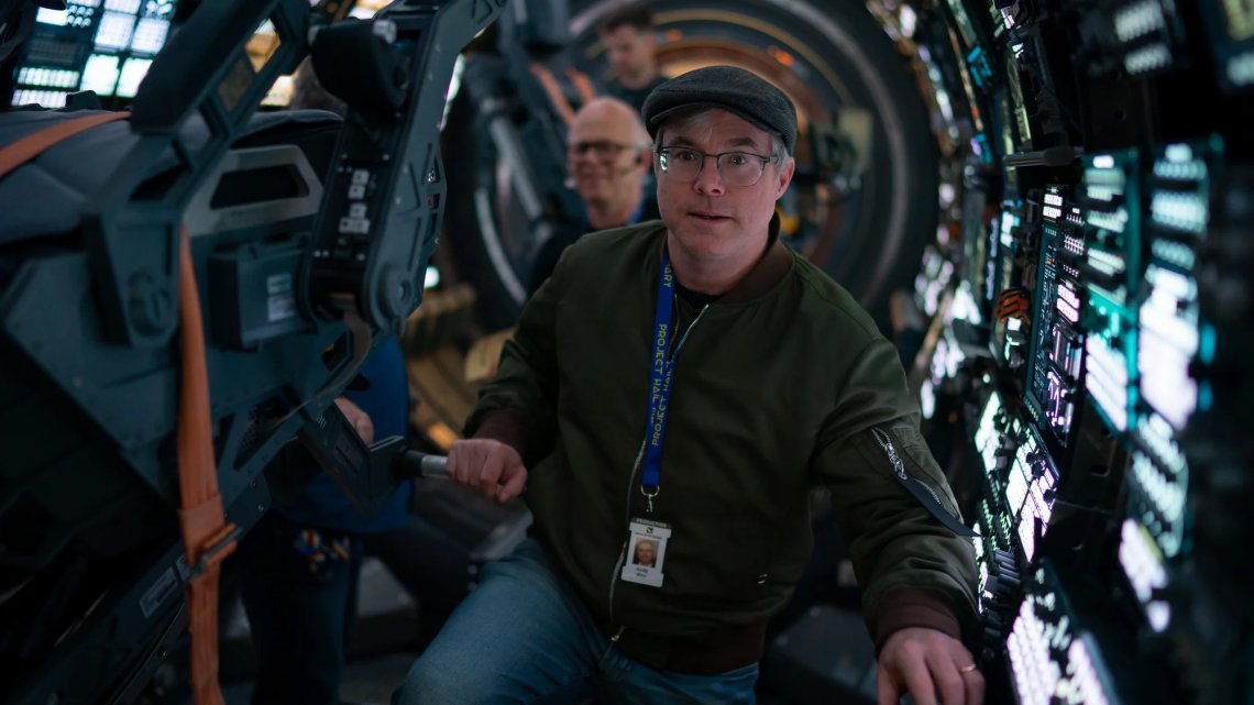 Andy Weir sci-fi író egy űrhajóban