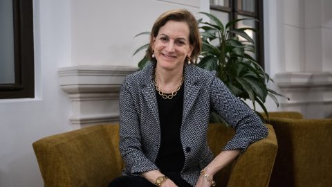 Anne Applebaum egy kanapén ülve mosolyog a kamerába.
