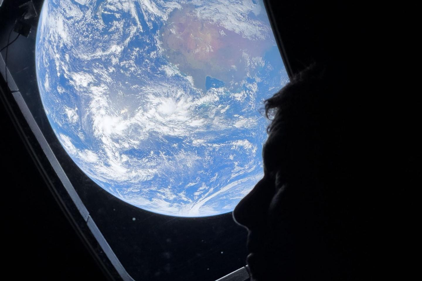 Reid Wiseman, az Artemis-2 parancsnoka a Földet nézi az Orion űrkapszula ablakából.