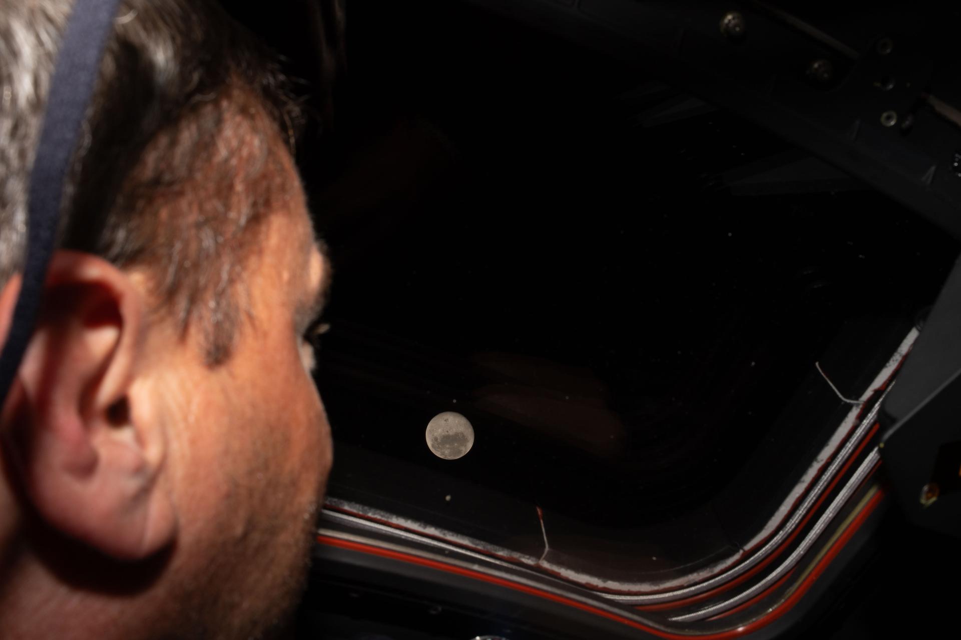 A Hold az Orion űrkapszula ablakából.